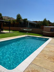 Aprende a elegir la mejor piedra natural para tu fachada. Analizamos las ventajas de la pizarra, granito, caliza y cuarcita según tu clima, estilo y presupuesto.